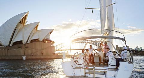 F​reunde segeln zusammen im Sydney Harbour, Sydney