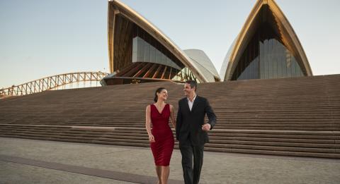 Paar genießt einen Abend im Sydney Opera House , Sydney City