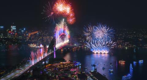 Spektakuläres Mitternachtsfeuerwerk gegenüber Sydney Harbour um den Beginn des neuen Jahres zu feiern