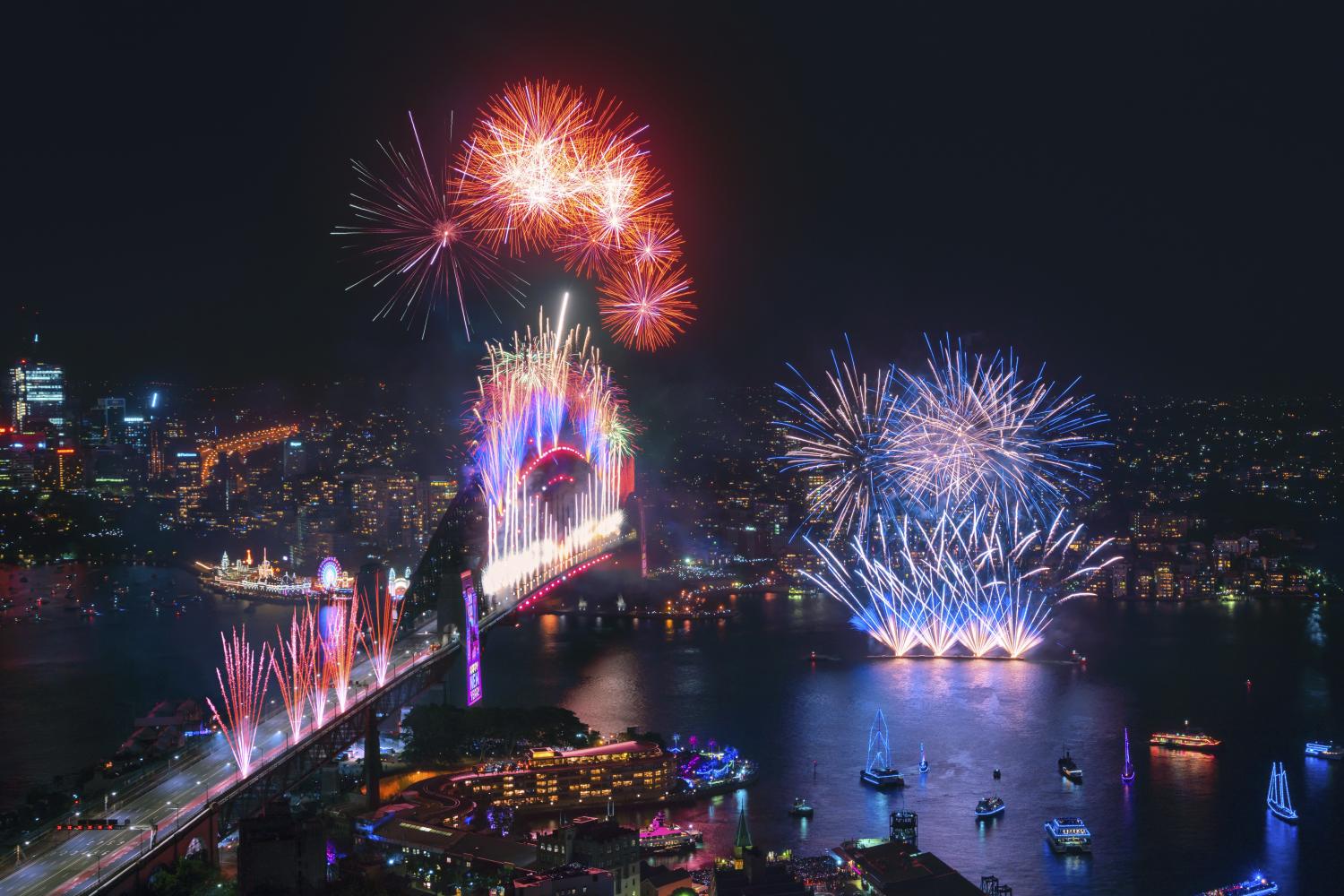 Spektakuläres Mitternachtsfeuerwerk gegenüber Sydney Harbour um den Beginn des neuen Jahres zu feiern 2020