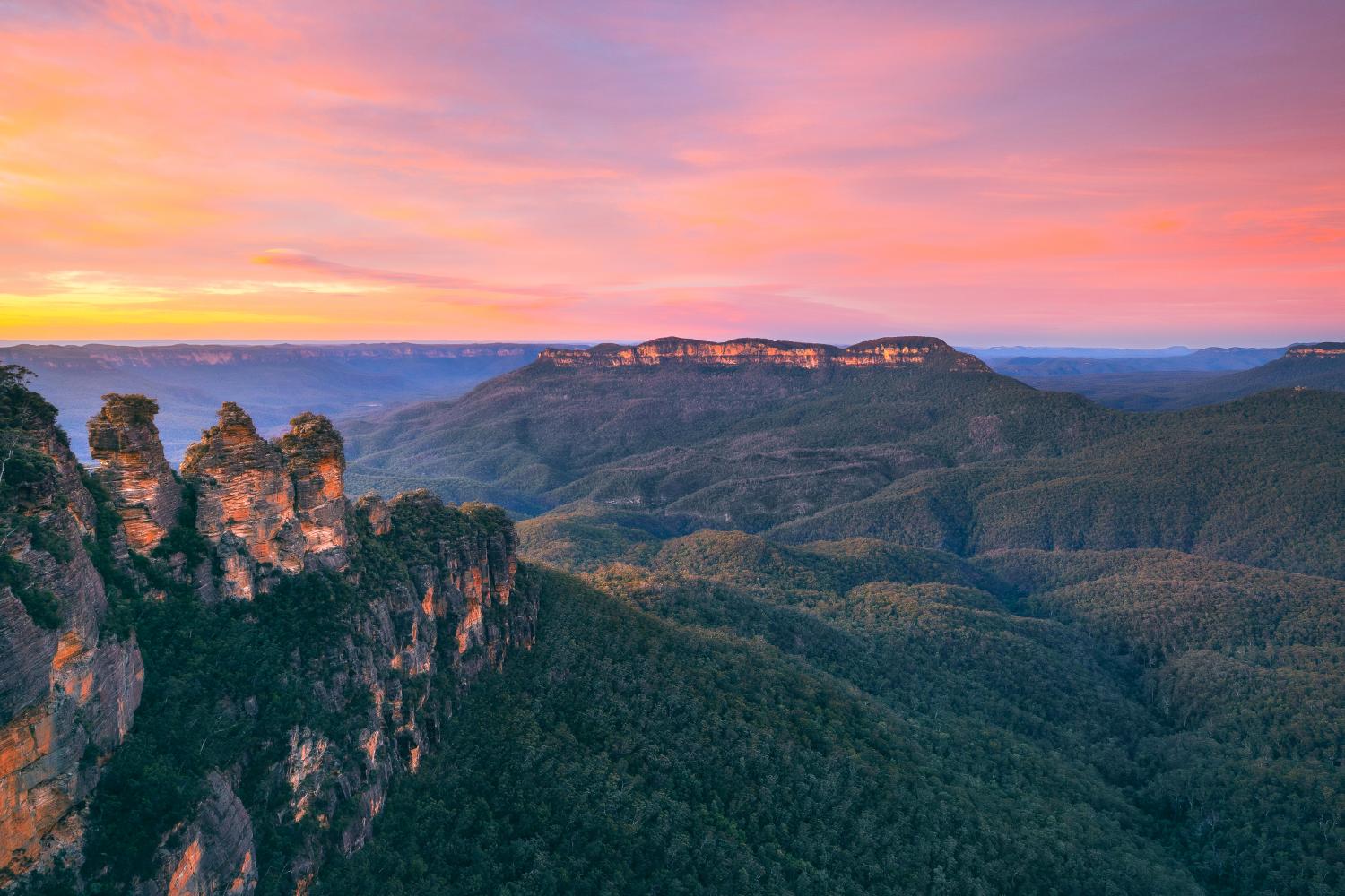 Sunrise over the Jamison Valley and the Three Sisters in the scenic Blue Mountains National Park
