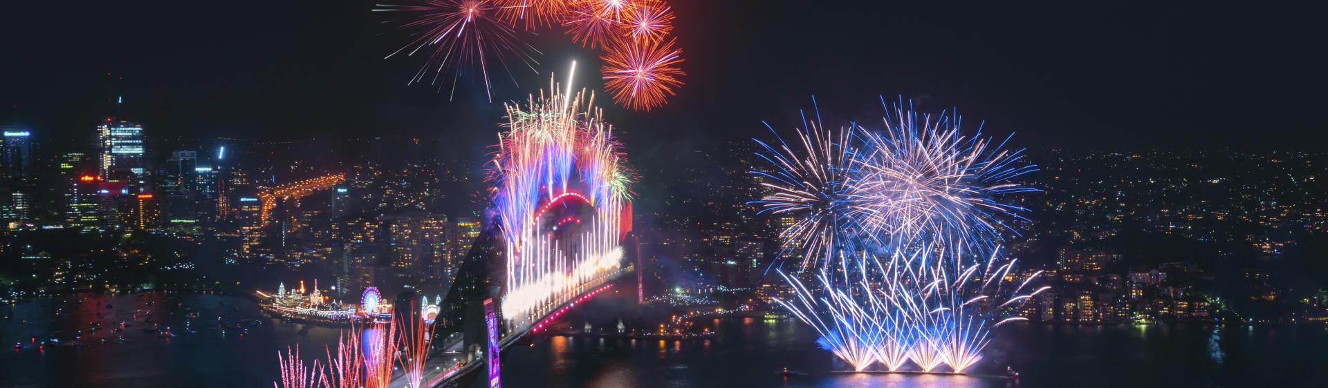 Spektakuläres Mitternachtsfeuerwerk gegenüber Sydney Harbour um den Beginn des neuen Jahres zu feiern 2020 , Sydney