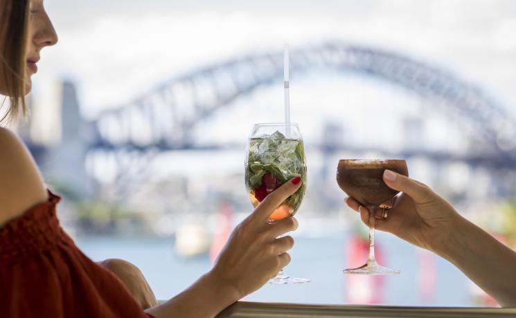 Freunde genießen Getränke mit Blick auf die Hacienda Bar, Pullman Quay Grand Sydney Harbour , Sydney City