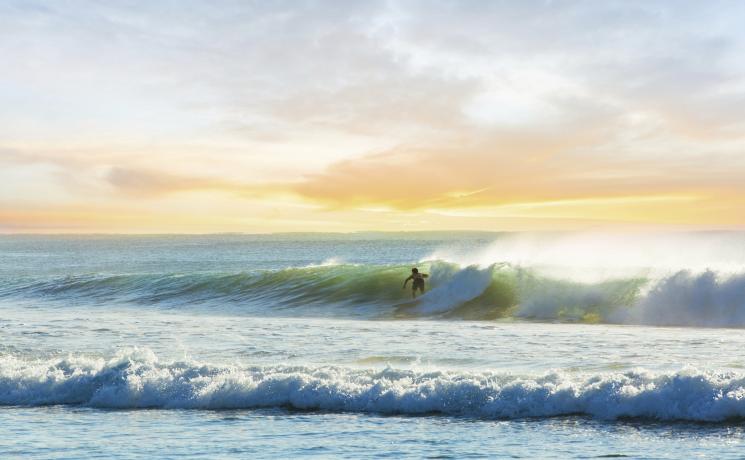 Surfer reitet eine Welle an Manly Beach , Sydney