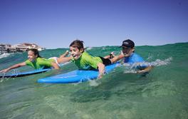 Kindern lernen in Bondi bei „Let's Go Surfing“ surfen